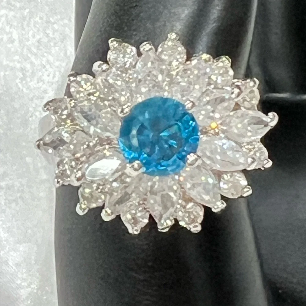 SWAROVSKI ELEMENTS Elegant Silver and Blue Crystal Ring SIZE 6 - Picture 2 of 8